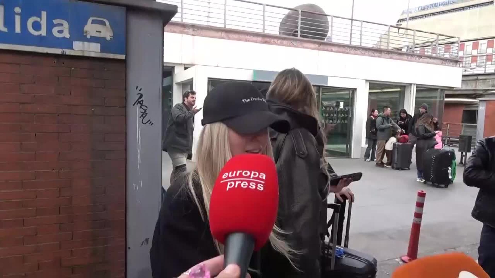 Ana Mena zanja los rumores tras la ausencia de Óscar Casas en los Goya