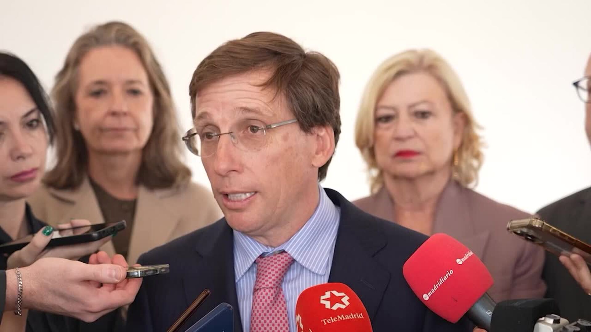 Almeida asegura trasladar el "compromiso total y absoluto" con la visita del Papa