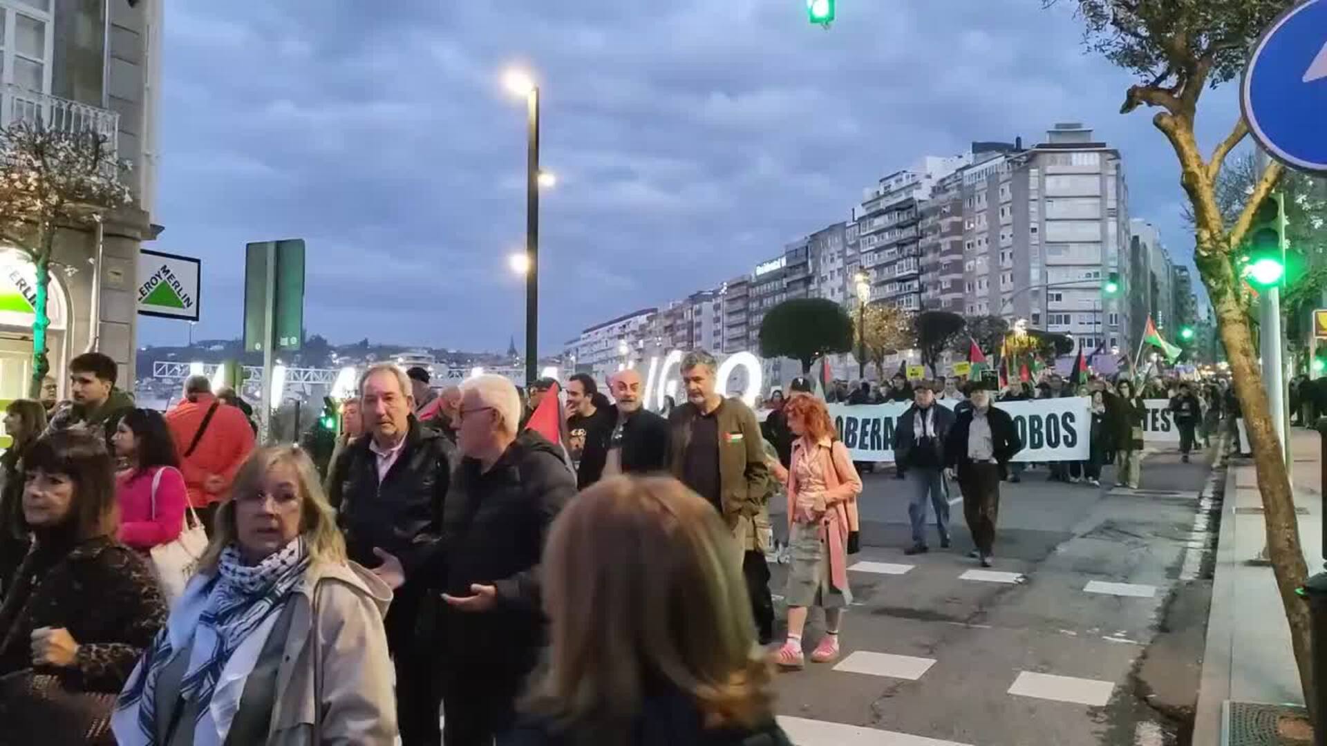 Cientos de personas se manifiestan en Vigo contra la guerra, en defensa de los Derechos Humanos