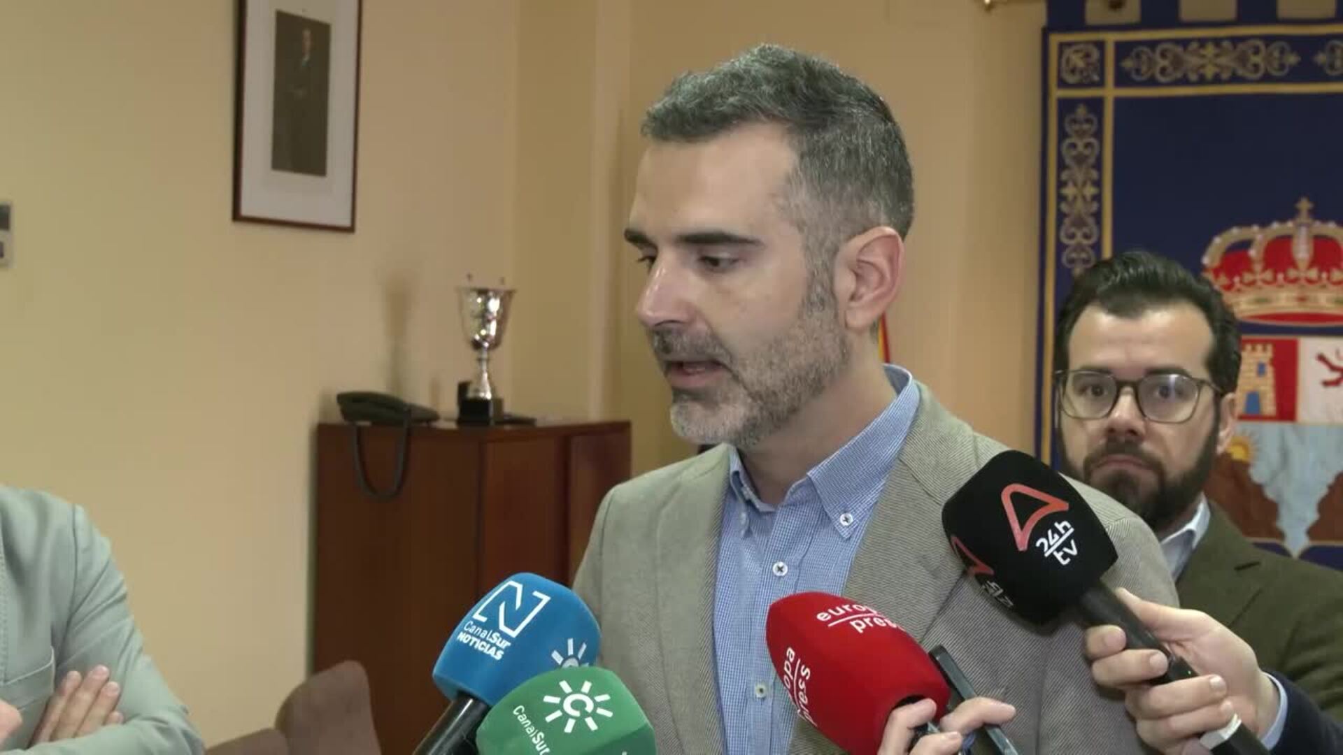 Pacheco reconoce el malestar pesquero y promete ayudas tras el temporal marítimo.