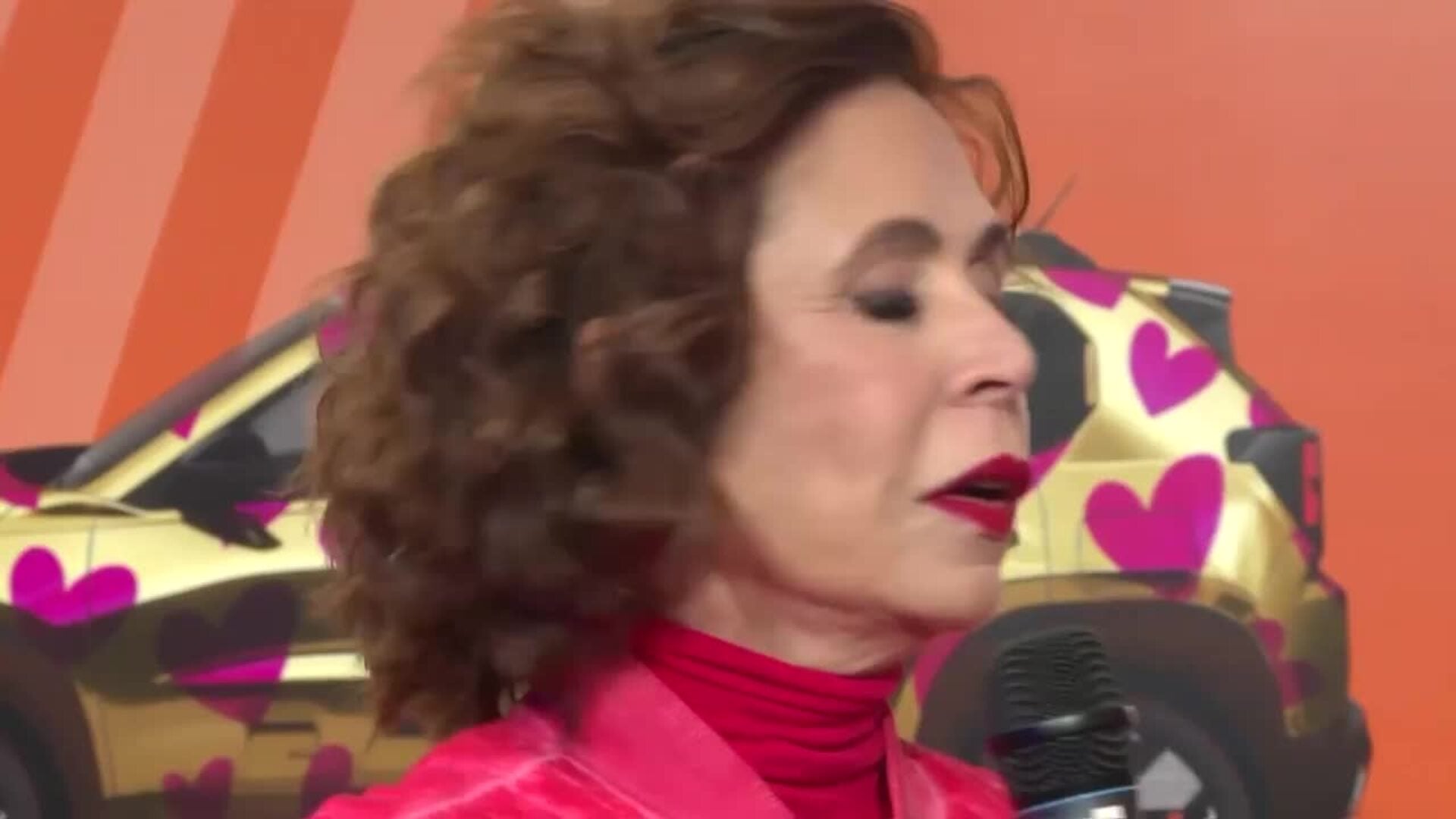 Ágatha Ruiz de la Prada nos invita a su nueva supercasa de soltera en la portada de Hola