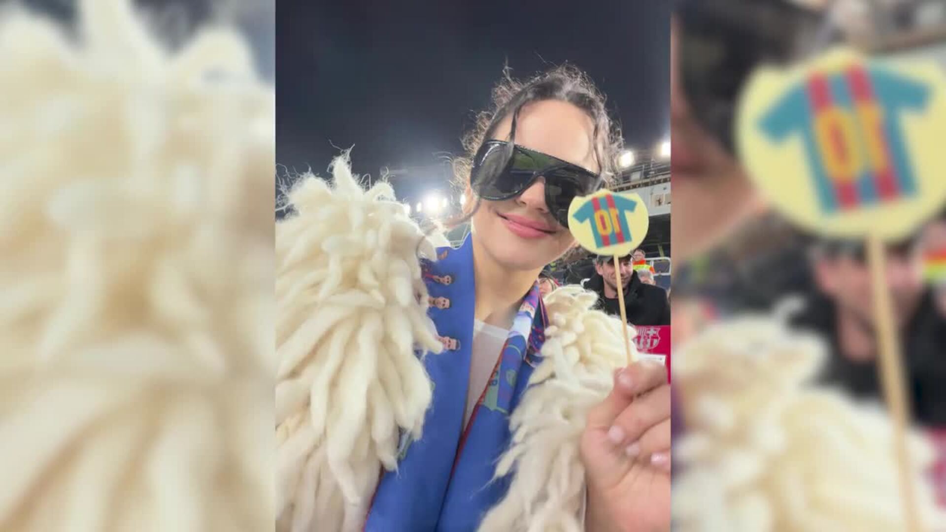 Rosalía apoya al Barça por todo lo alto en el Camp Nou