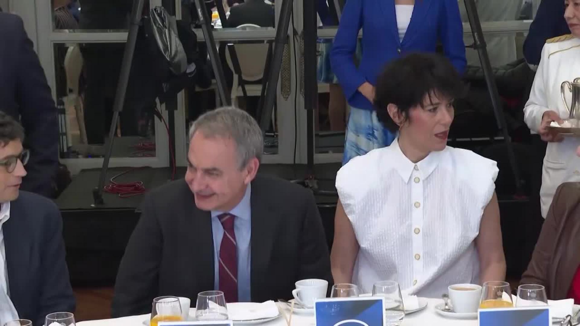 Elma Saiz y Zapatero acuden a un desayuno informativo