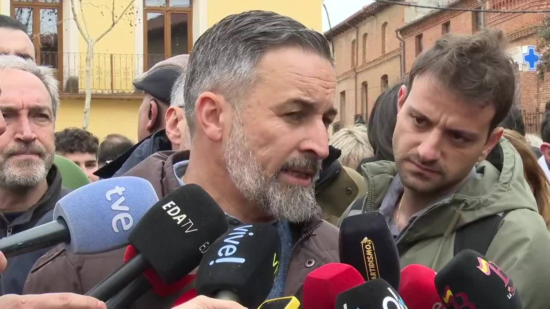 Abascal pide "mandar a su país" a los crean que la mujer debe caminar "varios pasos por detrás"