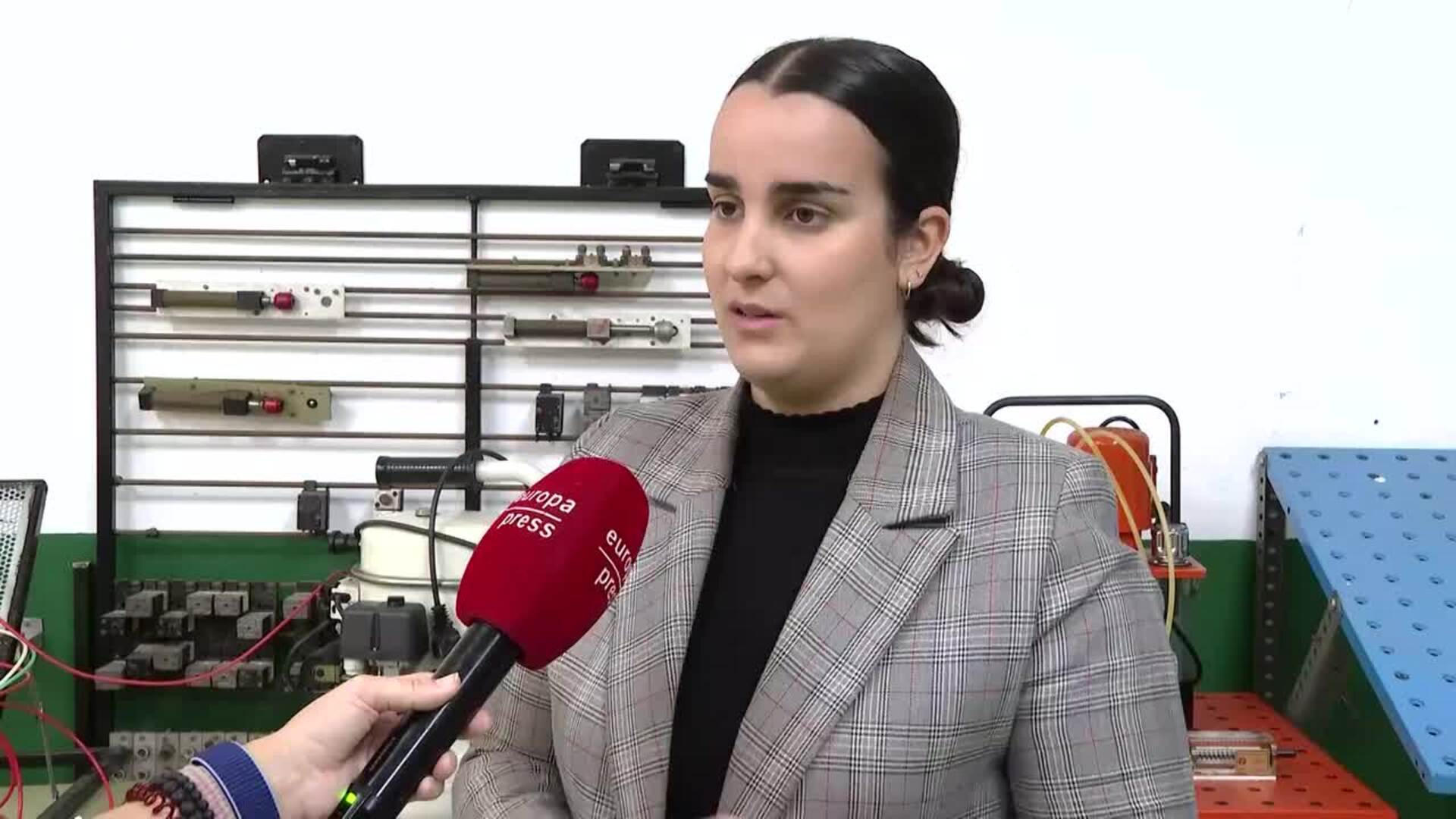 Una joven onubense, única alumna de Mecatrónica Industrial: "No es de hombres"