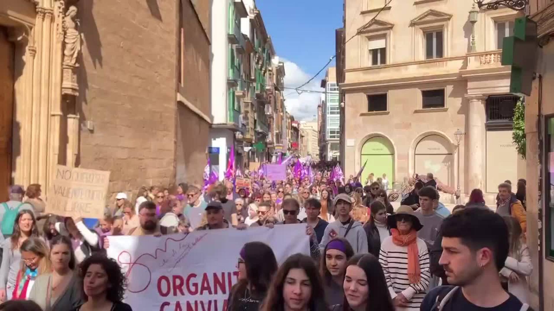 El Moviment Feminista saca a cientos de personas a las calles de Palma