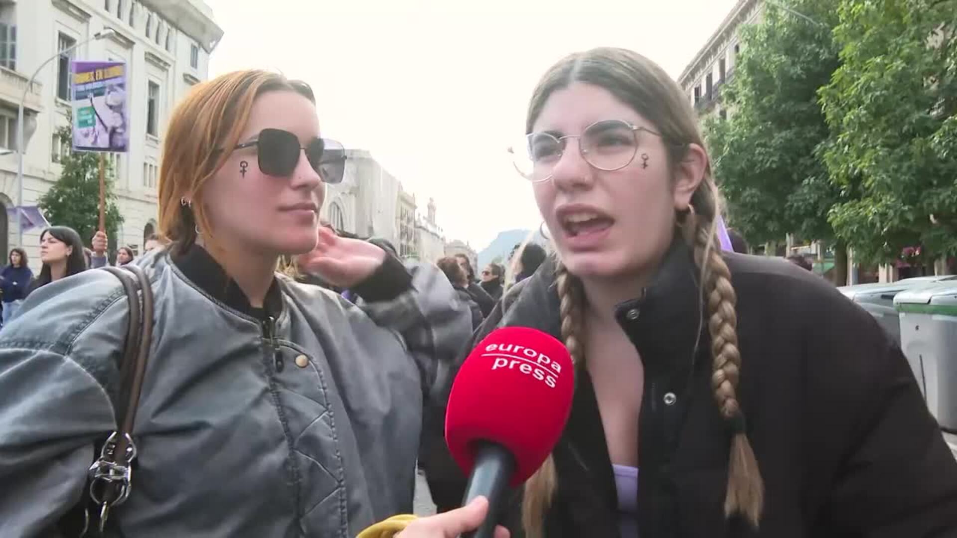 Mujeres de Barcelona salen a las calles para manifestarse en el 8M, Día de la Mujer