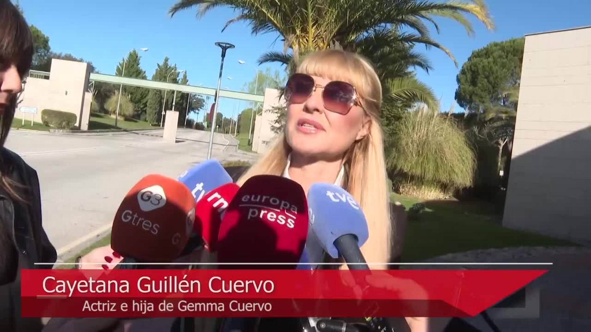 Cayetana, Fernando y Natalia Guillén Cuervo dan el último adiós a su madre, Gemma Cuervo