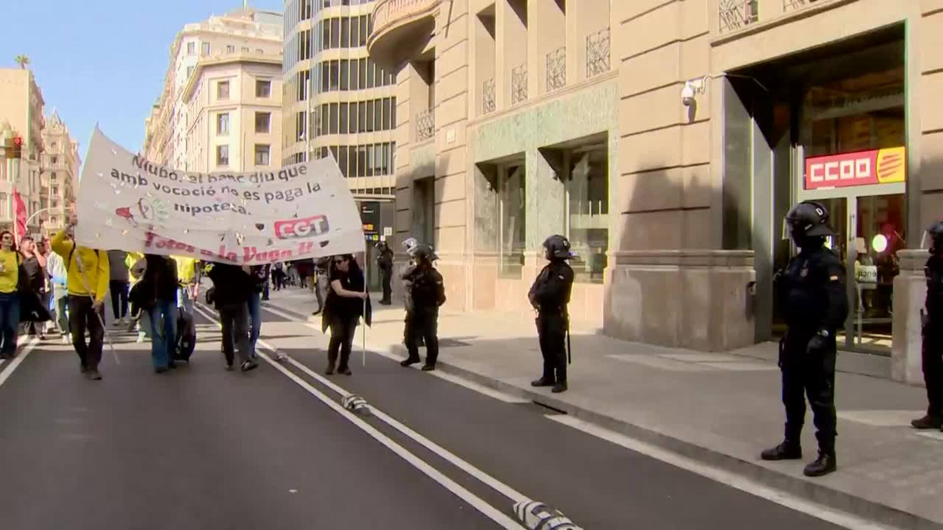 8.000 docentes se manifiestan en Barcelona para pedir mejoras laborales