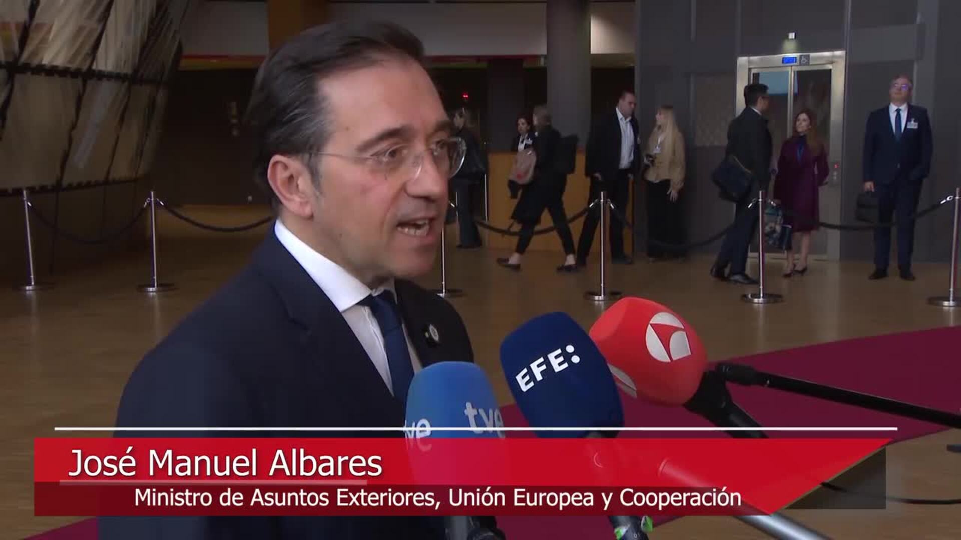 Albares y Robles no ven necesaria una misión de la UE para garantizar el tránsito en Ormuz