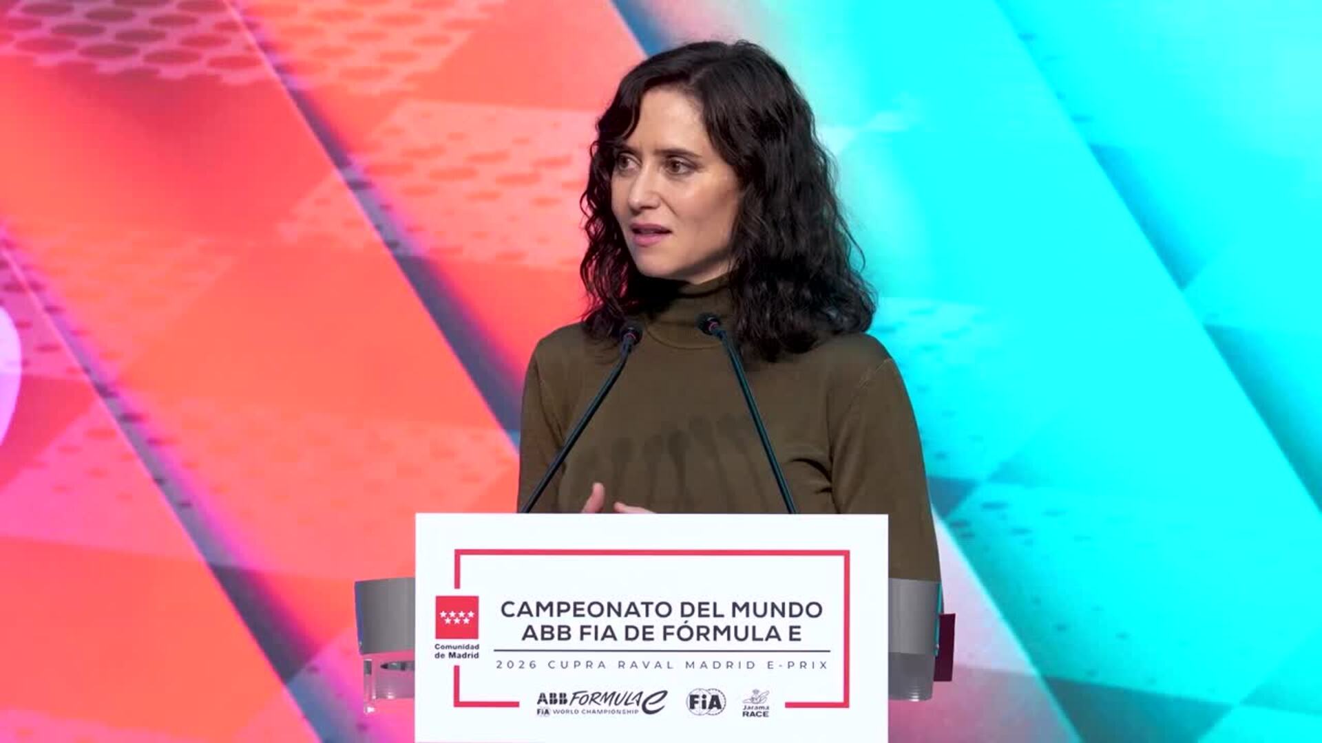 Isabel Díaz Ayuso invita a seguir la "emoción, incertidumbre y competición" de la Fórmula E