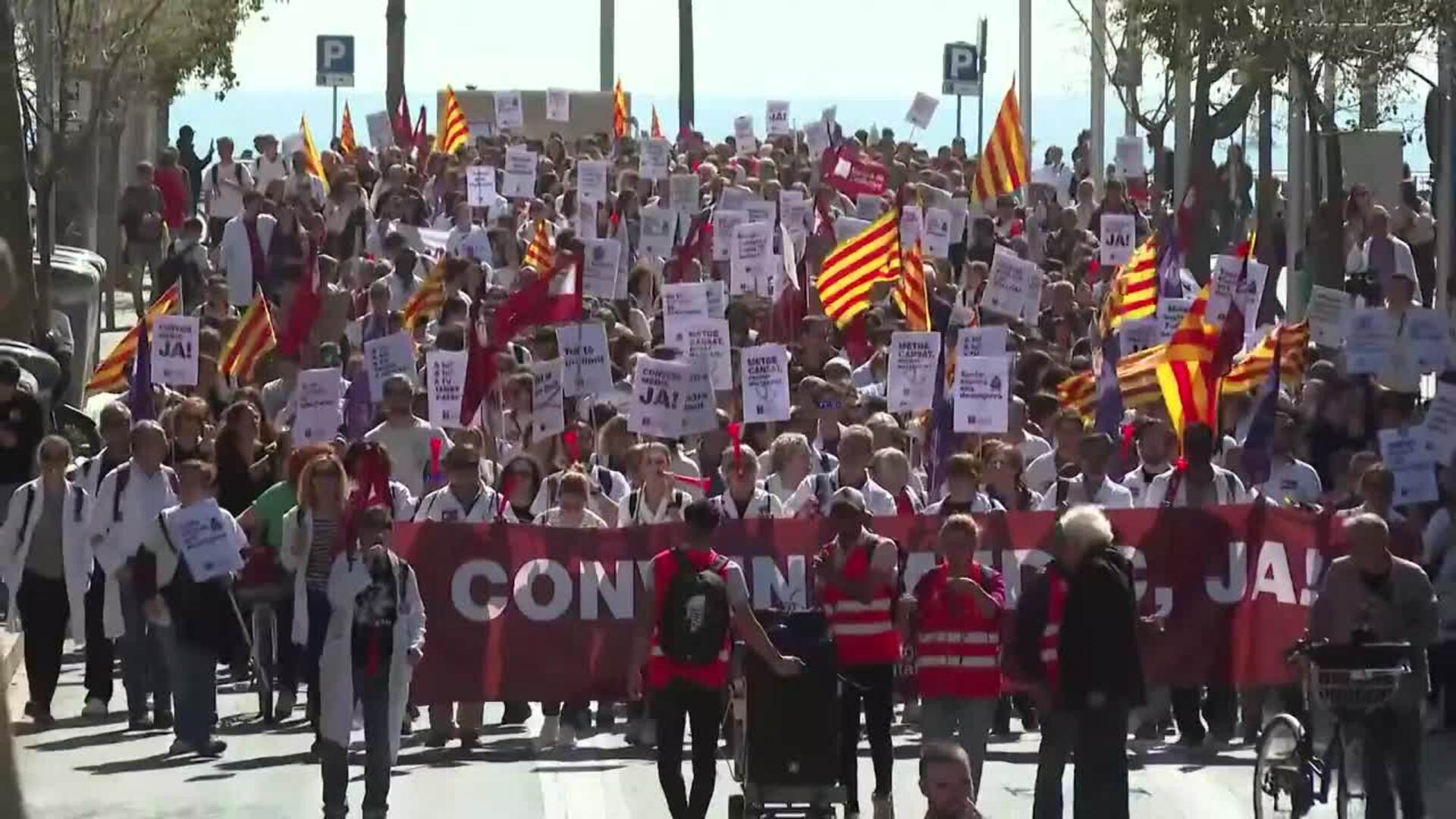 Centenares de médicos protestan por Barcelona reivindicando mejoras laborales