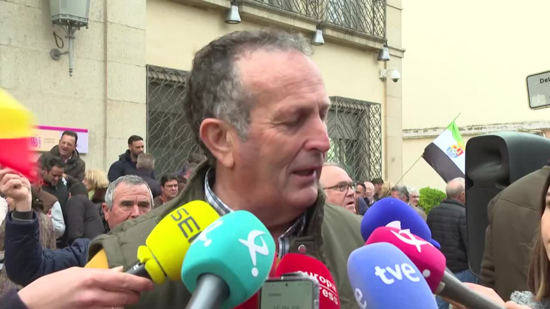 Organizaciones agrarias vierten arroz ante la Delegación por la "situación crítica" del sector