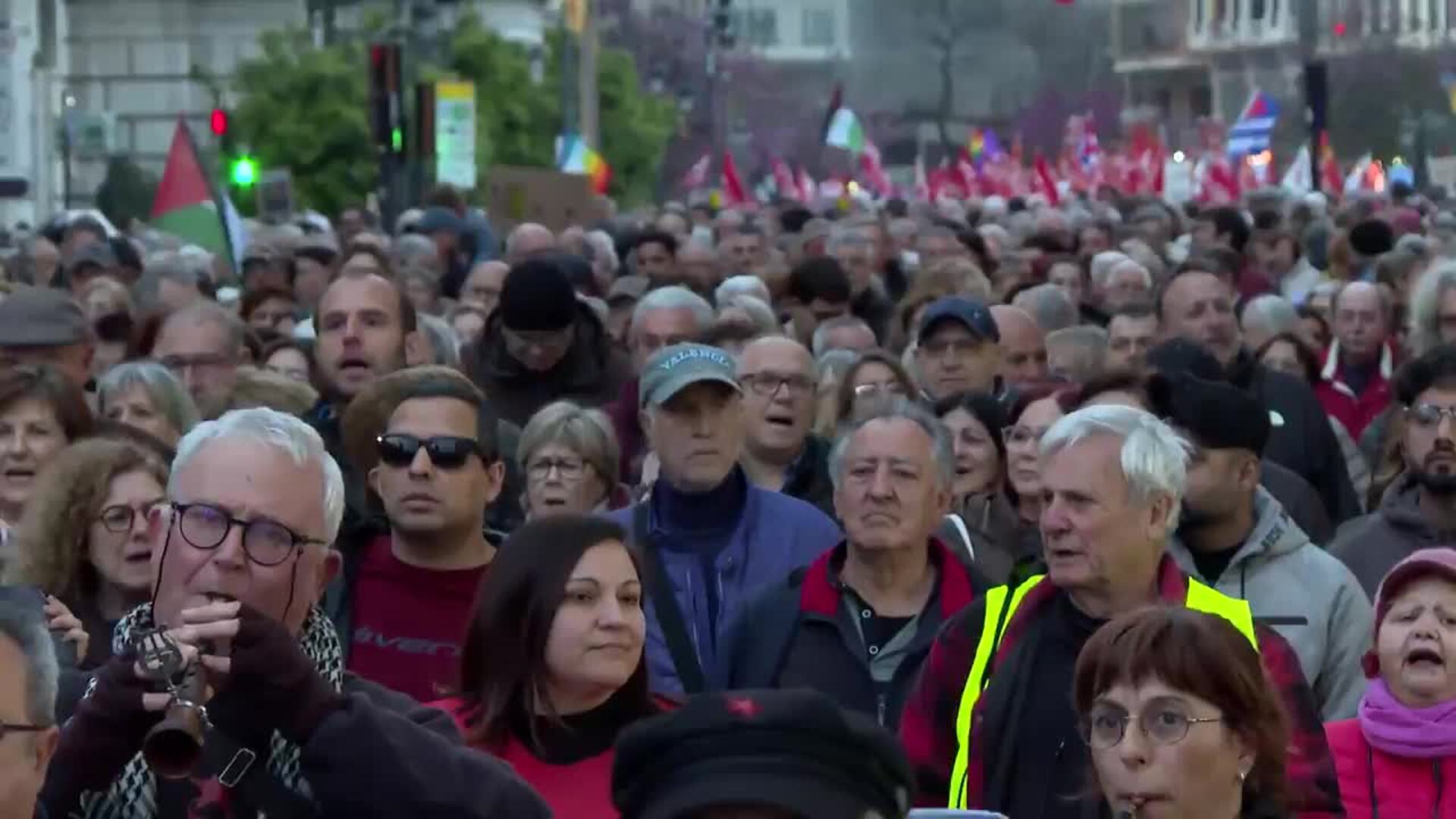 Una multitudinaria marcha bajo el lema "unánime" 'No a la guerra' recorre el centro de València