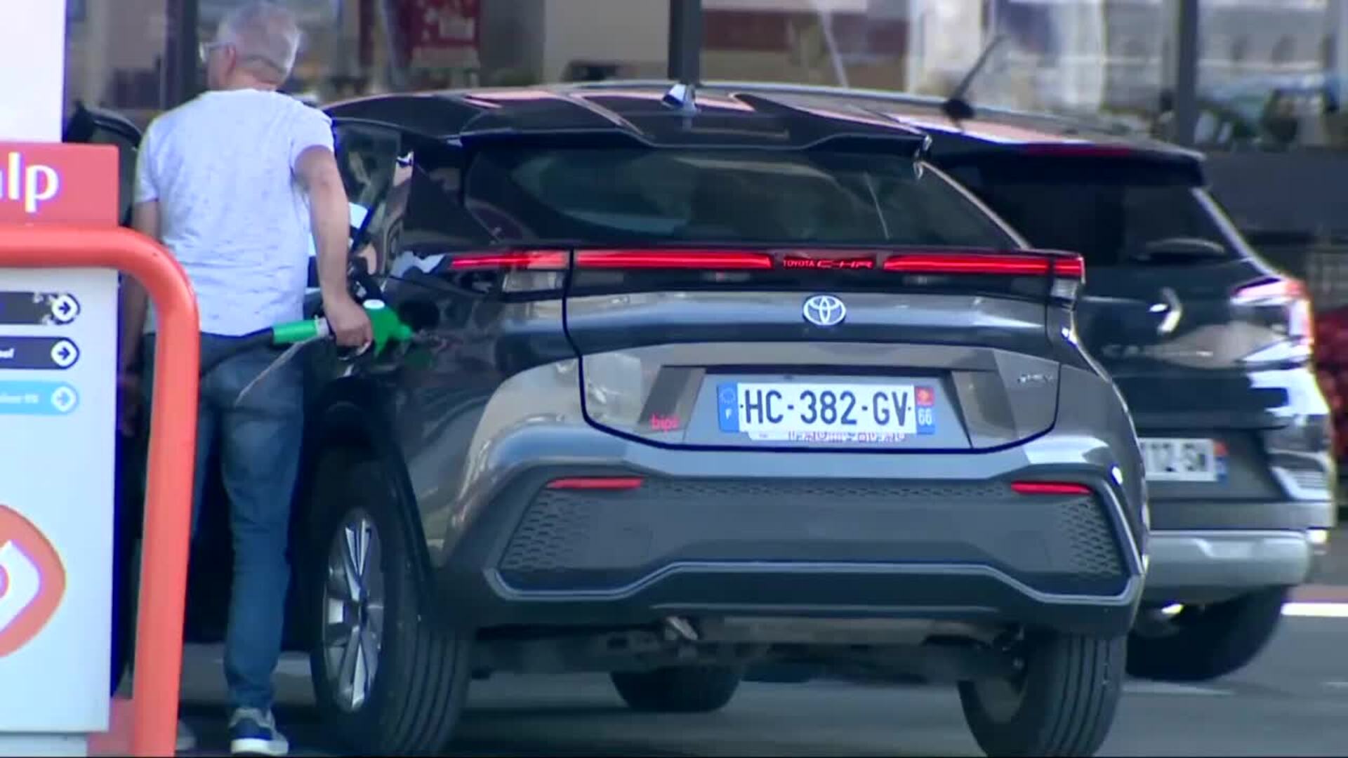 Franceses aprovechan la rebaja del IVA en gasolineras españolas para repostar