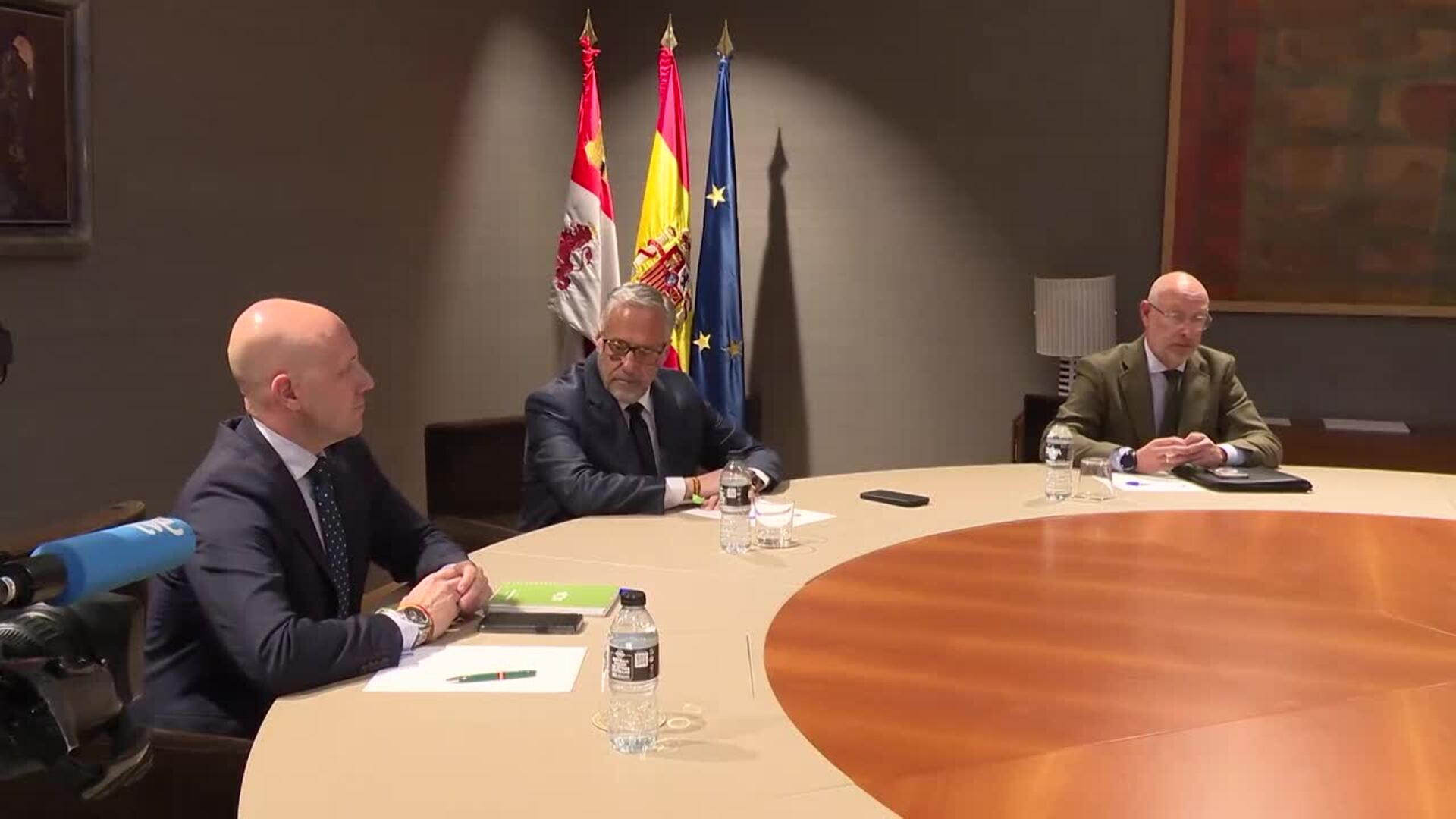 Mañueco inicia este miércoles con Vox sus reuniones para encaminar la legislatura