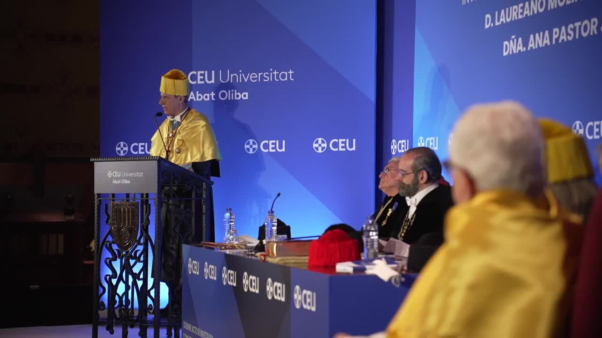 Ana Pastor y Laureano Molins, investidos como doctores honoris causa por la CEU UAO