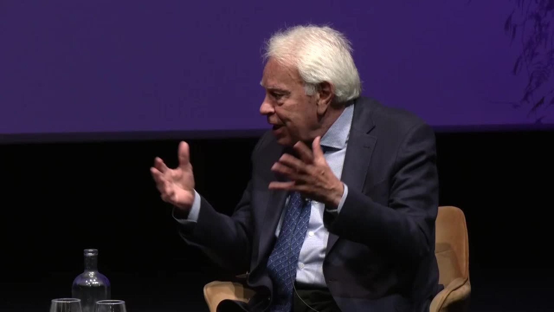 González alerta sobre el creciente "riesgo político" por la competencia con China y Rusia