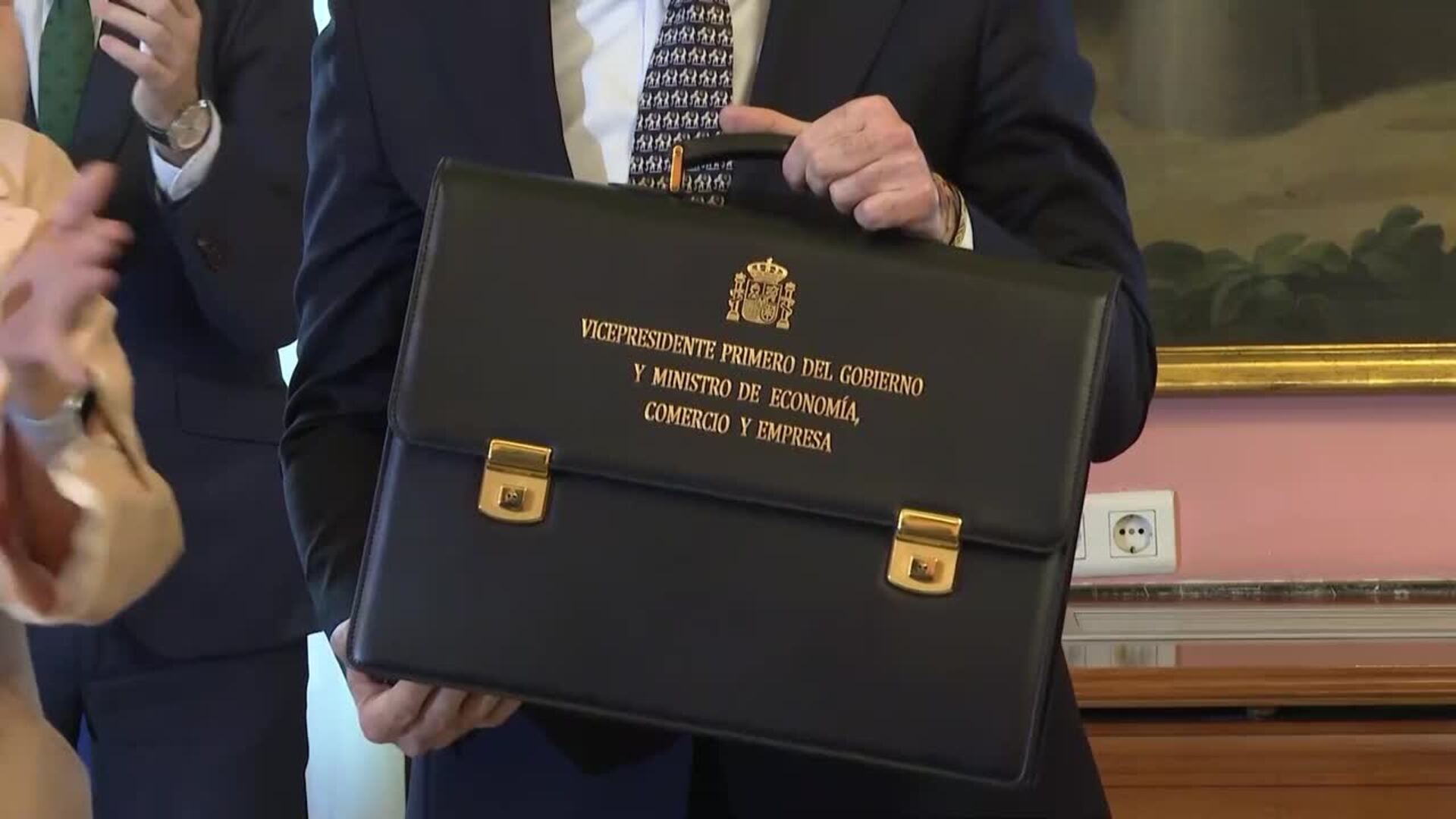 María Jesús Montero traspasa sus carteras a Carlos Cuerpo y Arcadi España