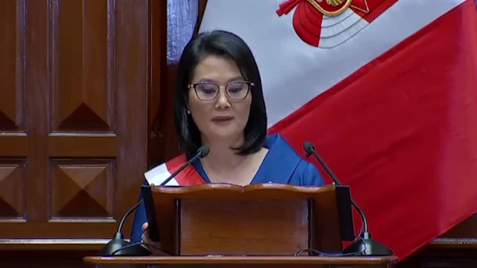 Keiko Fujimori jura como presidenta de Perú y anuncia un alza del salario mínimo del 15%