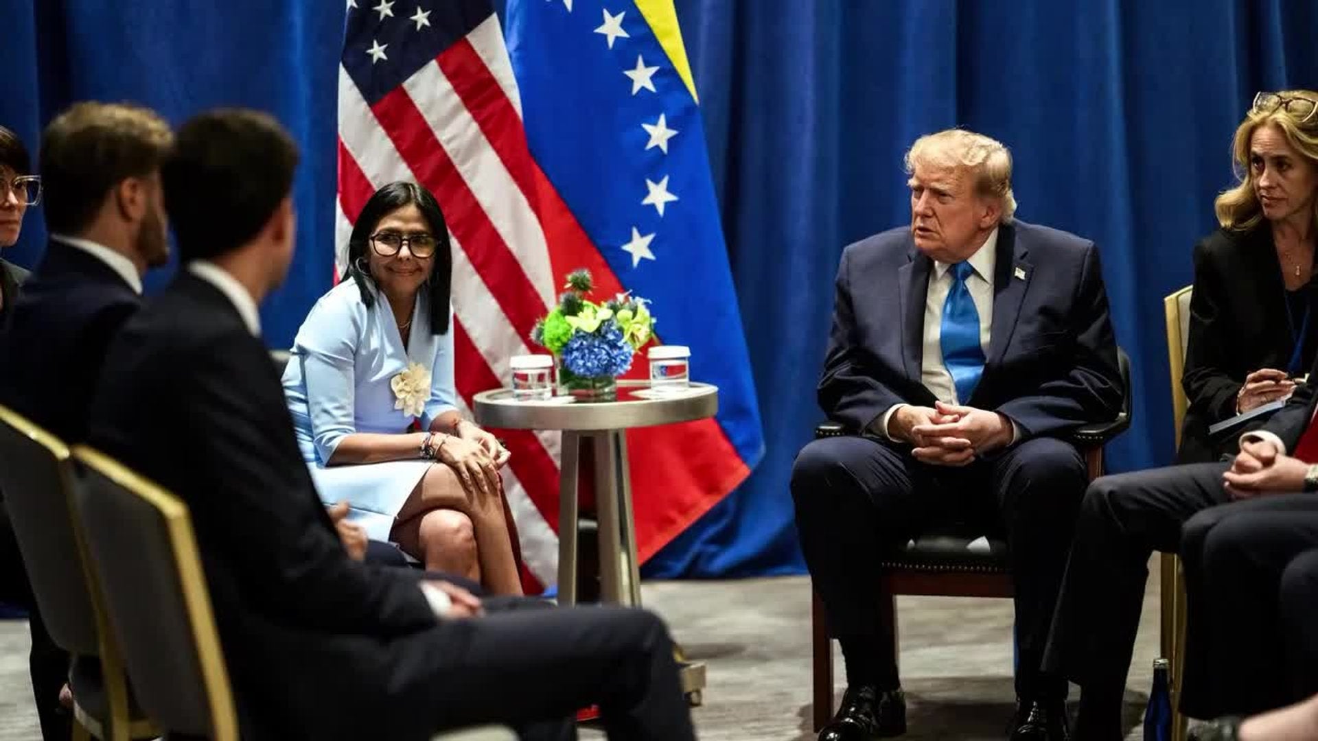 Delcy Rodríguez se reúne con Trump en Nueva York mientras Machado intenta volver a Venezuela