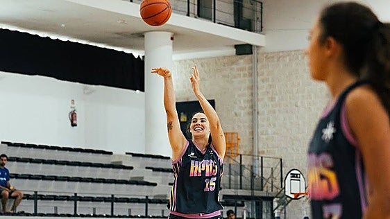 Carolina Cruz da empaque al juego interior del Al-Qázeres