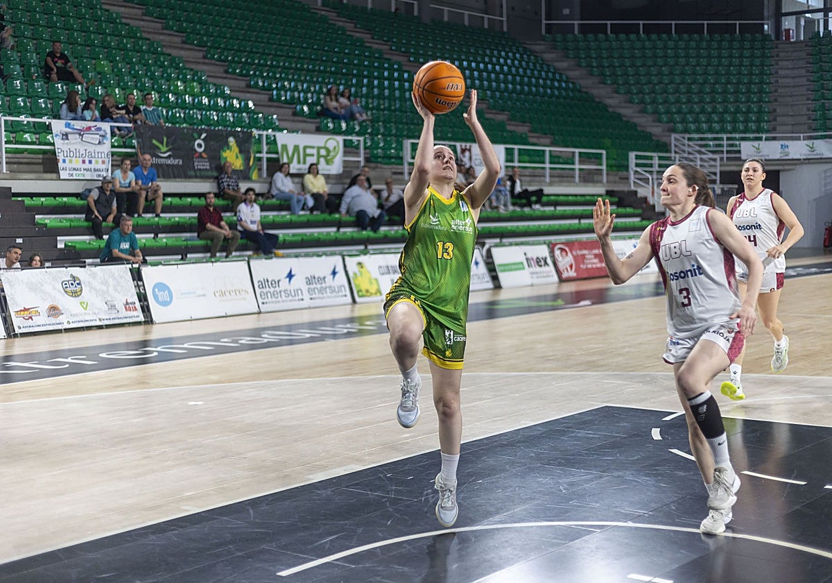 Photo: hoy.es Clara Prieto Renews Contract with Al-Qázeres for the 2026/2027 Season