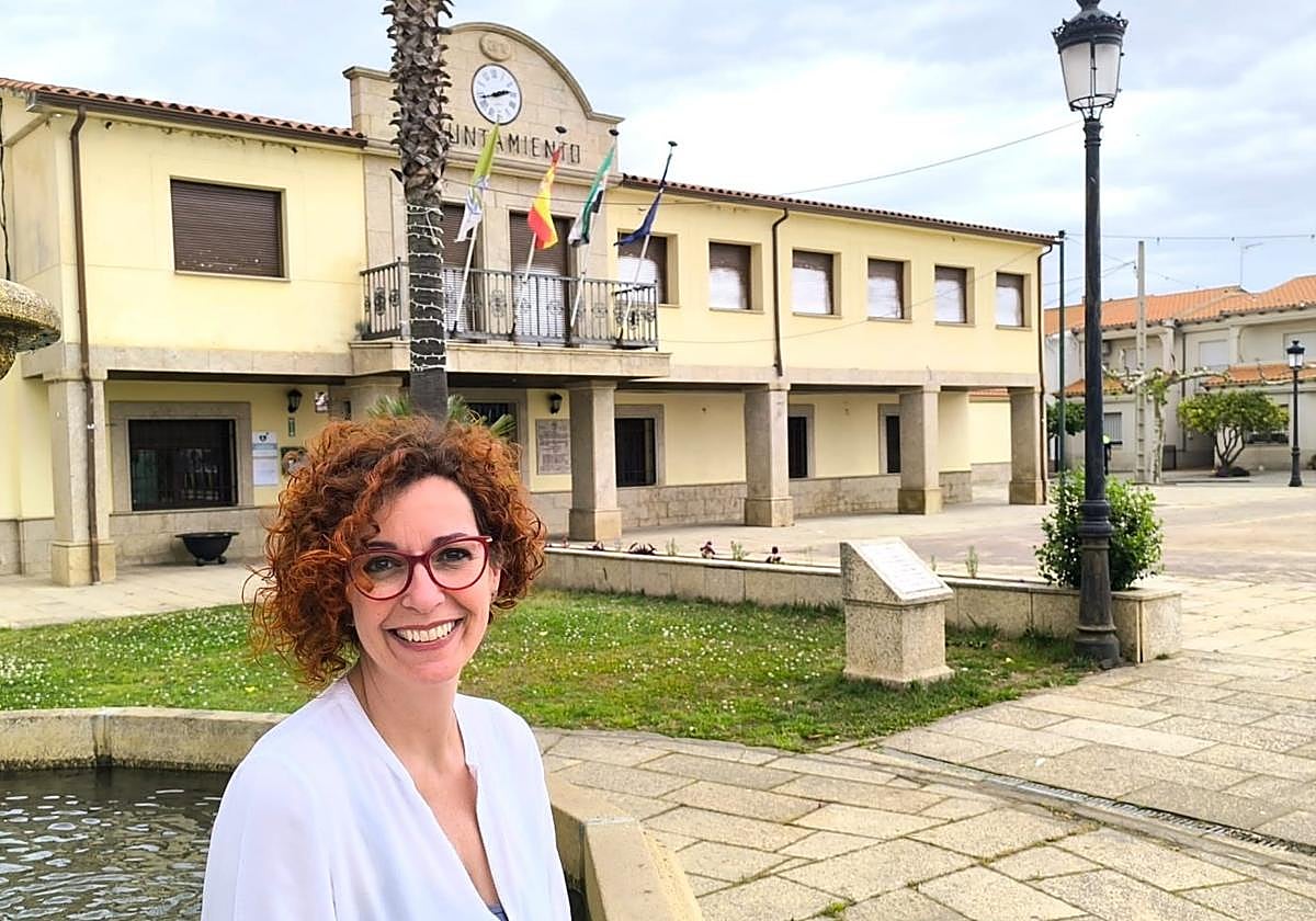 La alcaldesa, Laura González, frente al Ayuntamiento de Tiétar