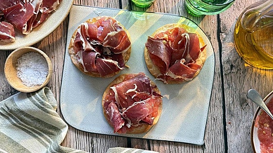 Montadito de jamón ibérico con obleas: el aperitivo crujiente que va a destronar al pan