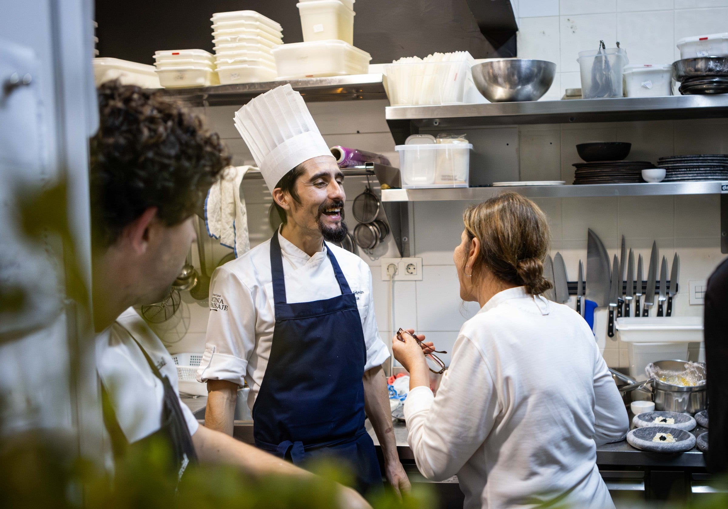 El chef Ricardo Fernández con su equipo.