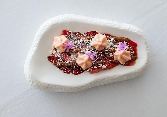 Sandía pasificada y tatemada, nieve de queso de la Serena, praliné de torreznos y flor de ajo.