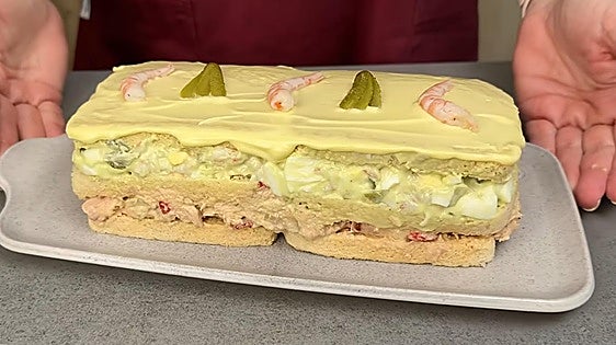 Pastel de verano frío de atún y gambas: la receta fácil que mejora al clásico