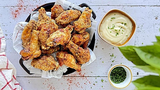 Alitas de pollo en freidora de aire con ajo y parmesano