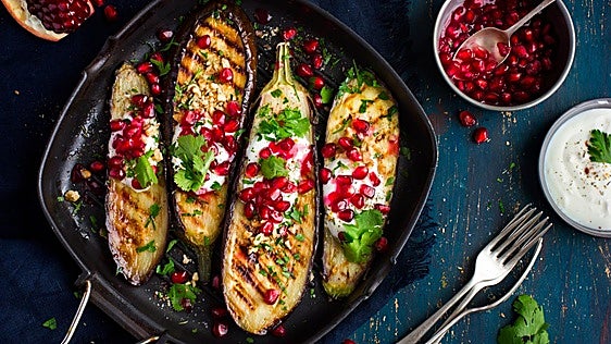 Berenjenas asadas con salsa de yogur y granada