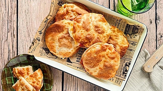El truco para hacer el sándwich de jamón y queso perfecto en freidora de aire