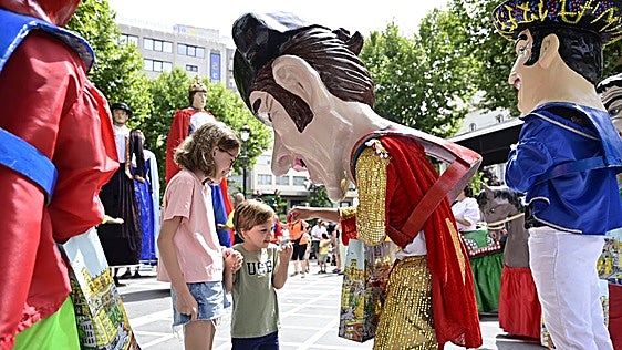 Badajoz baila el corro de la patata con sus cabezudos en su día más tradicional de feria