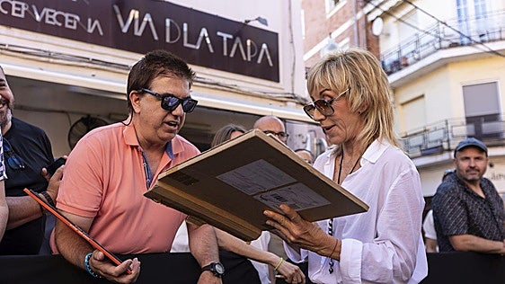 Fotos | Ana Torroja descubre su vinilo en el paseo de la fama musical emeritense