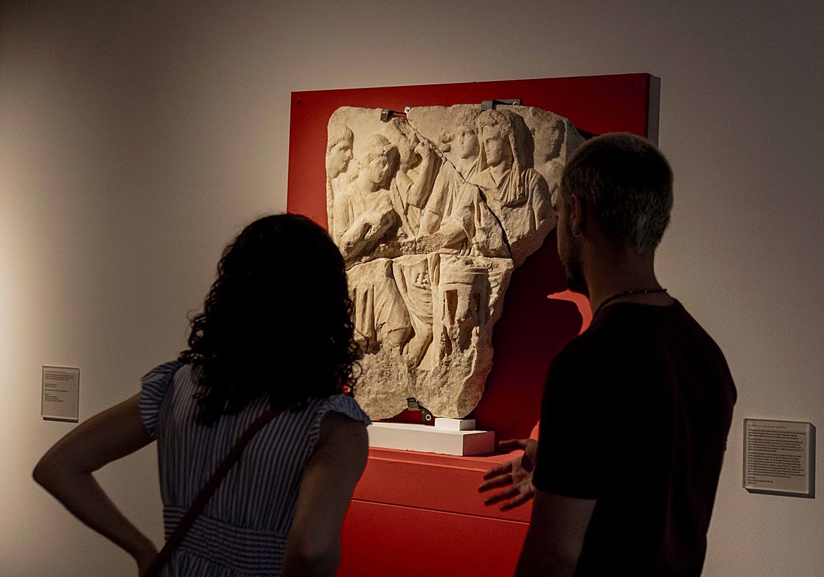 Dos personas contemplan una de las piezas de la exposición.