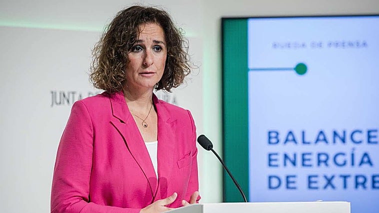 Imputan a la exconsejera Olga García por la tramitación de una fotovoltaica en Alcántara