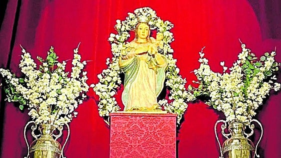 El Santuario de la Piedad convoca los ensayos para portar a la Virgen en Almendralejo