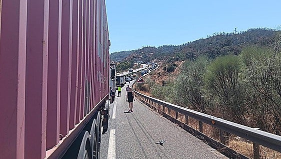 El 'efecto mirón' provoca varios accidentes y obliga a cortar la A-66 en la provincia de Badajoz
