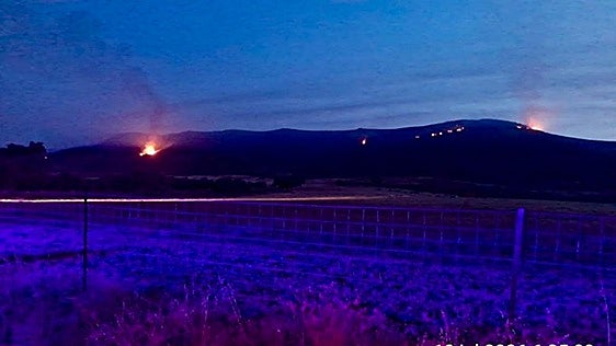 Un incendio de Casas de Millán obliga a activar durante la madrugada el nivel 1 de peligrosidad por afección a la vía férrea