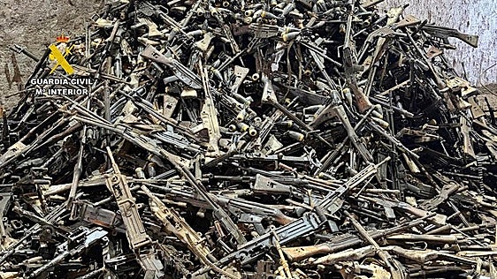 Heredan dos naves y avisan a la Guardia Civil tras encontrar 2.400 fusiles de asalto