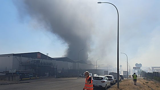 Gran incendio en el polígono El Prado de Mérida