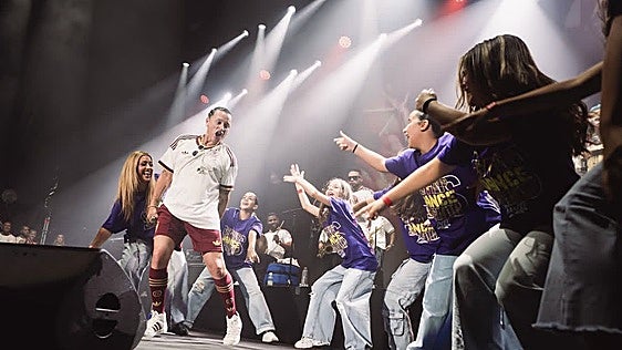 Una escuela de baile de Badajoz participa en el concierto de Elvis Crespo en Madrid
