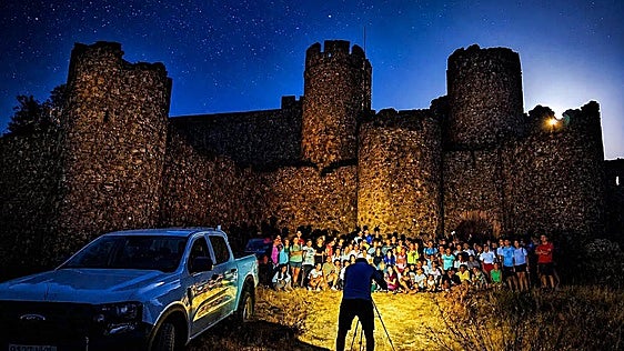 Un centenar de senderistas disfrutan en Salvatierra de la ruta nocturna junto al castillo y con la Luna del Ciervo