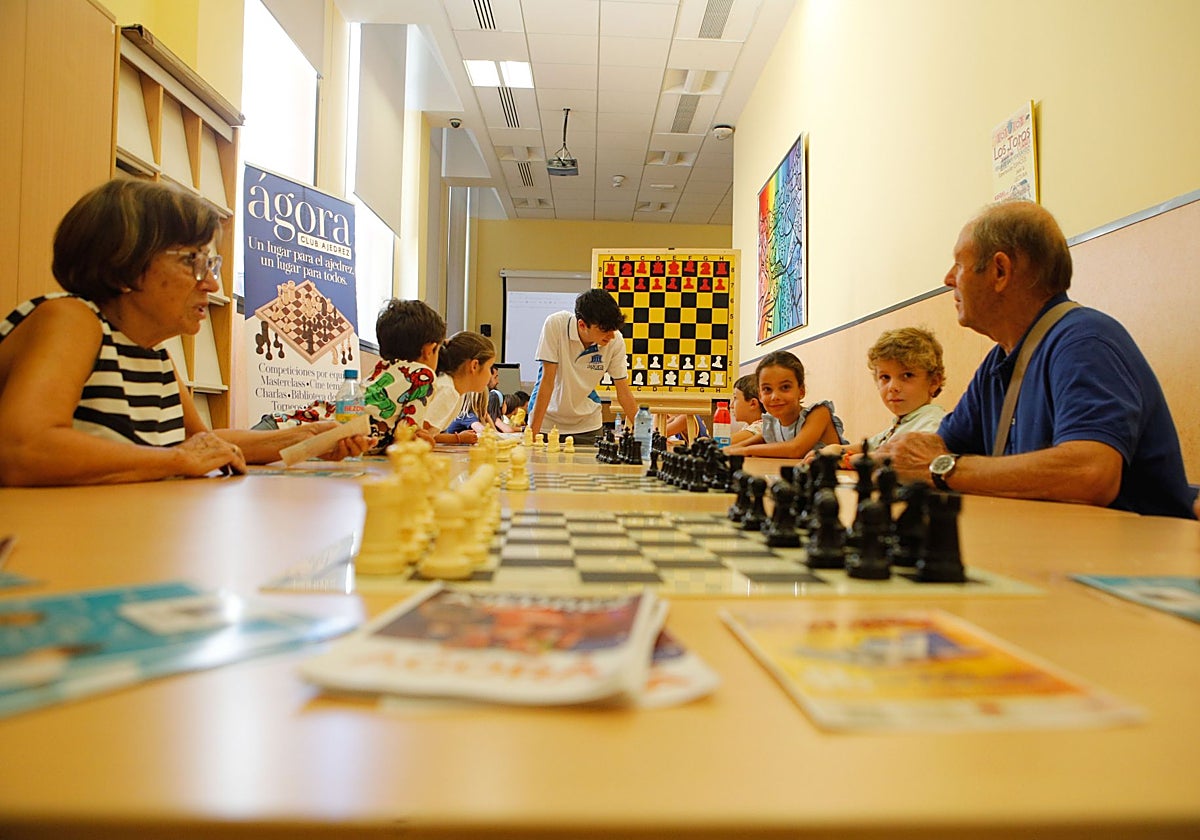 Clases de ajedrez a cargo del club Ágora en el taller veraniego de 2024.