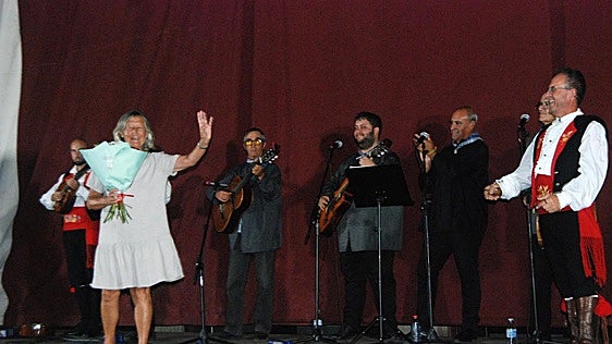 Numeroso público y el calor acompañan al Festival de Valfermoso de folclore