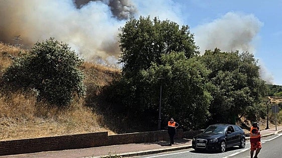 El fuego afecta a viviendas de Casas de Millán: «Ha entrado en la población», asegura su alcalde