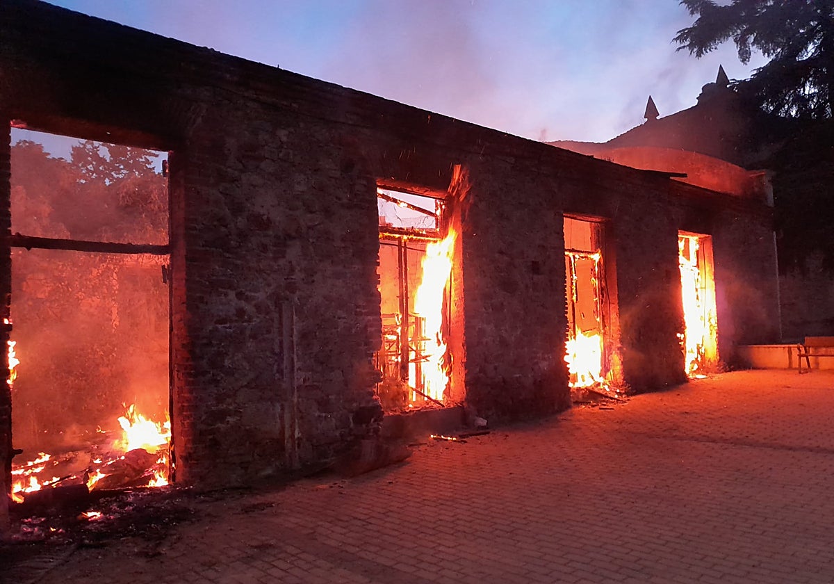 Un incendio de posible origen intencionado daña parte de la antigua Fábrica de Harinas de Plasencia